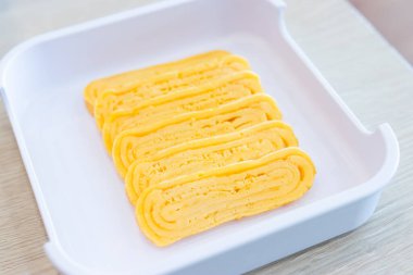 Beyaz tepside hazırlanmış tatlı yumurtalar, yemeye hazır..