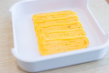 Beyaz tepside hazırlanmış tatlı yumurtalar, yemeye hazır..