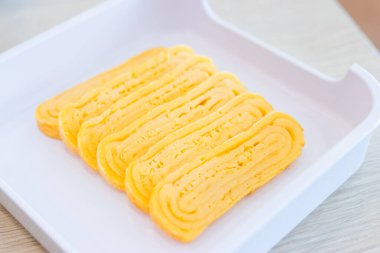 Beyaz tepside hazırlanmış tatlı yumurtalar, yemeye hazır..