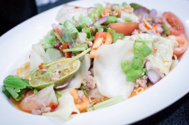 Tayland salatası Baharatlı Cam Yosun Erişte Salatası ve Kıymalı Domuz eti..