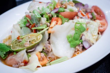 Tayland salatası Baharatlı Cam Yosun Erişte Salatası ve Kıymalı Domuz eti..