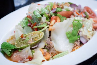 Tayland salatası Baharatlı Cam Yosun Erişte Salatası ve Kıymalı Domuz eti..
