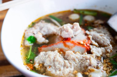 Tom Yum Noodles, kıymalı domuz eti ve üstüne fıstık konmuş kırmızı domuz eti. Tayland tarzı yemek..