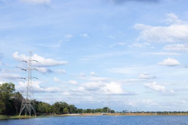 Tayland 'ın kırsal kesimlerinde yüksek voltajlı elektrik direkleri bulundu