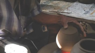 Bir fincan kahveyi tutan bir elin yakınına.