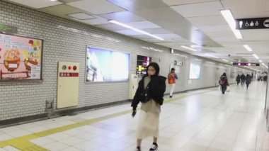 Tokyo, Japonya Kasım 0727 Kimliği belirsiz insanlar Tokyo Eno Parkı 'nda yürüyorlar ve şehirdeki saat ağacını izliyorlar.