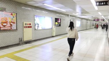 Tokyo, Japonya Kasım 0727 Kimliği belirsiz insanlar Tokyo Eno Parkı 'nda yürüyorlar ve şehirdeki saat ağacını izliyorlar.