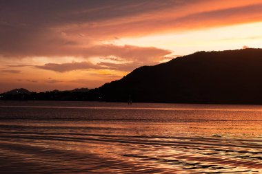 Songkhla, Tayland 'da bulutlarla gölün üzerinde gün batımı