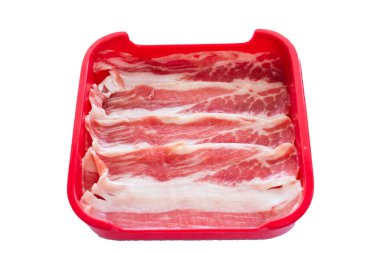 Kırmızı tepside beyaz arka planı olan Angus bifteğini dilimle.