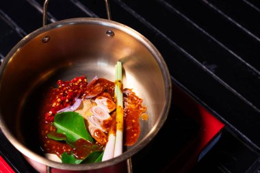 Jaew Hon adlı Isan usulü çorbada kullanılan baharatlar