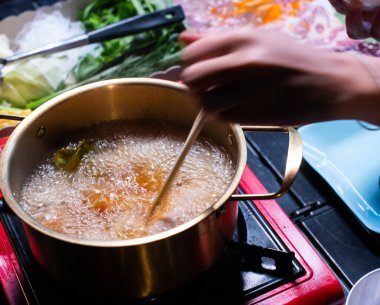 Tayland usulü sıcak çorba ya da masada Jaew Hon yemek...