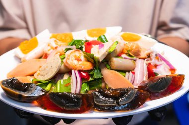 Korunmuş yumurta, tuzlu yumurta, sosis, domuz rulosu, somon balığı, Tayland yemeği ve Tayland yemeği ile Papaya salatası. 