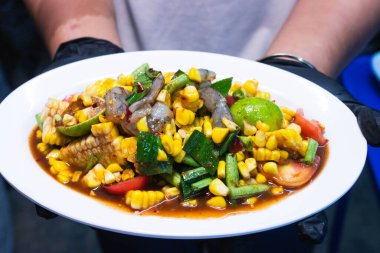 Mısır ve taze karidesli Tayland papayası salatası.