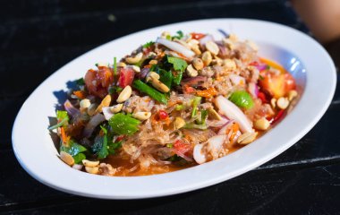 Baharatlı Cam Erişte Salatası, kıymalı karides ve beyaz tabakta kalamar (Yum Woon Sen)..