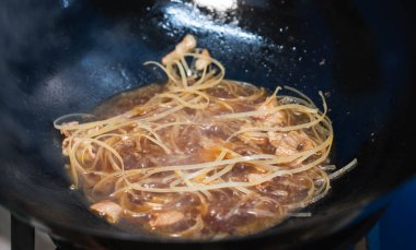 Aşçı Pad Mee Korat, Tavada Kızarmış Erişte Tayland usulü. Sokak yemekleri konsepti.