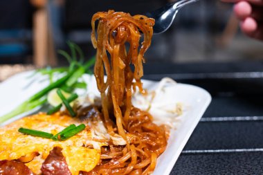 Beyaz tabakta Korat stri rostosu (Pad-Mee-Korat).