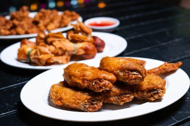 Tayland usulü kızarmış tavuk. Beyaz tabakta balık sosuyla marine edilmiş..