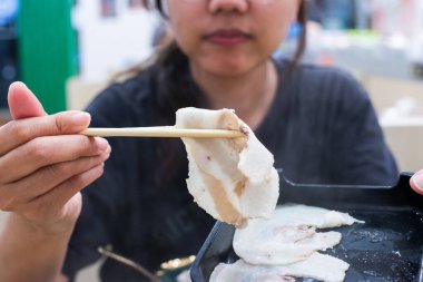 Shabu Shabu ve Sukiyaki. Yemek çubukları dilimlenmiş et çubukları, yemek çubukları ve sıcak tencere arkası..