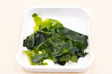 Çiğ Wakame yosunu, Shabu için ahşap masadaki tepside..