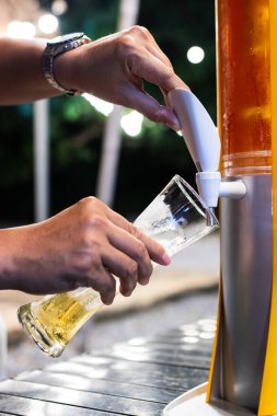Bira kulesinden bira dolduruyorum..