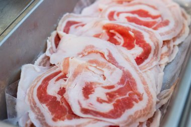 Restoranda pişmeye hazır Shabu tavası için çiğ domuz eti.