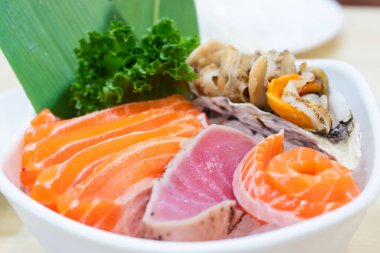 Beyaz kasede buzlu sashimi. Sashimi Somon Ton Balığı Karides ve Sörf Seti