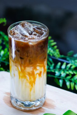 Buzlu karamelli macchiato bardakta, sütlü, karamelli, buzlu ve espresso kaplı olsun..