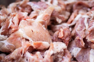 Yakın plan çiğ domuz eti, ısırık büyüklüğünde dilimlenmiş yağ ve yağsız kısımlar..