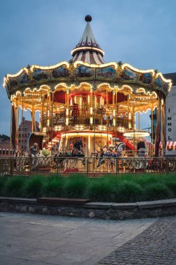 Gdansk, Polonya - 23 Ağustos 2022: Polonya 'nın merkezindeki çocuklar için ünlü atlıkarınca.