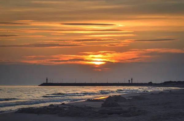 美丽的日出在海面上 夏日早晨 在波兰利巴岛海滩上 — 图库照片