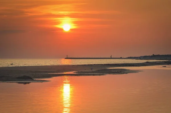 美丽的日出在海面上 夏日早晨 在波兰利巴岛海滩上 — 图库照片