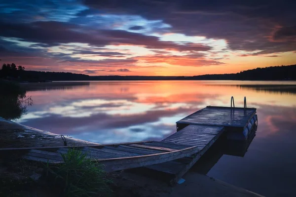 Восход Солнца Озере Деревянный Маленький Пирс Утреннем Пейзаже — стоковое фото