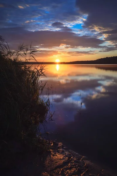 Восход Солнца Озере Зеленая Трава Берегу Озера Утреннем Пейзаже — стоковое фото