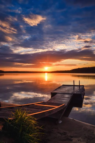 Восход Солнца Озере Деревянный Маленький Пирс Утреннем Пейзаже — стоковое фото