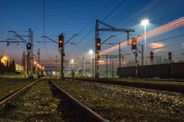Akşam Manzaralı Bir Tren Istasyonunda Polonya Kielce Herby Stasyonu Ndaki — Stok fotoğraf