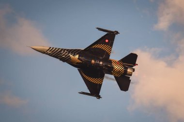 Gdynia, Polonya - 21 Ağustos 2021: Gdynia, Polonya 'daki Aero Baltic Show' da F-16 uçağının uçuşu.