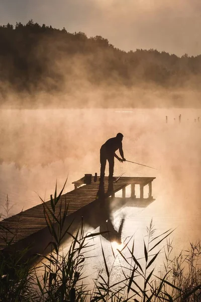 Piękna Poranna Scena Nad Jeziorem Sylwetka Człowieka Łowiącego Ryby Drewnianym — Zdjęcie stockowe