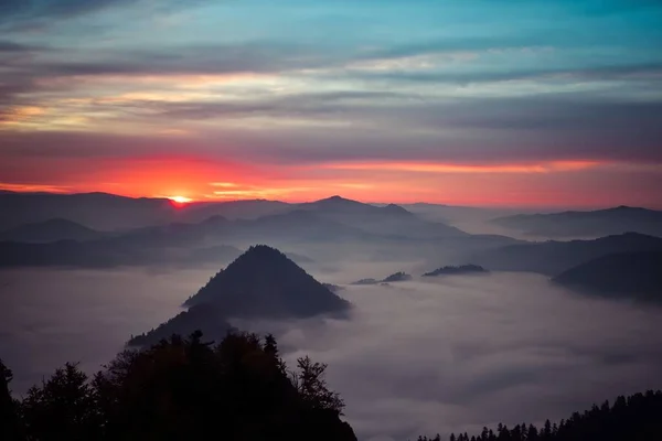 Herrliche Morgendliche Berglandschaft Sonnenaufgang Auf Dem Gipfel Von Trzy Korony — Stockfoto