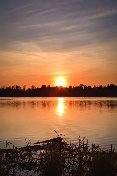 Όμορφο Καλοκαιρινό Τοπίο Ήλιος Δύει Πάνω Από Λίμνη — Φωτογραφία Αρχείου