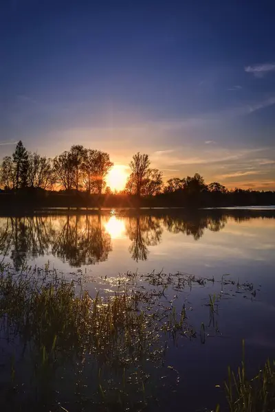 Schöne Sommerlandschaft Die Untergehende Sonne Über Dem See — Stockfoto