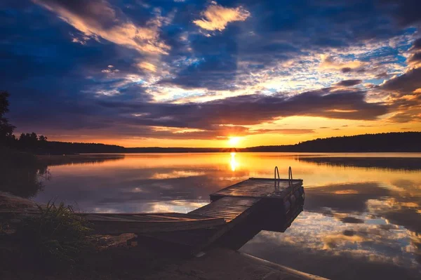 Wschód Słońca Nad Jeziorem Drewniane Małe Molo Porannej Scenerii — Zdjęcie stockowe