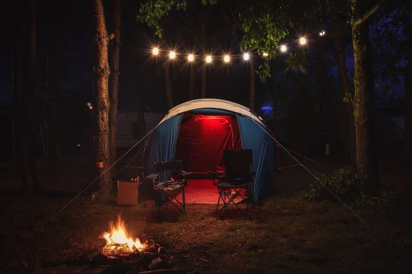 Atmosferik Gece Macerası Ormanda Gece Yarısı Ateşi Olan Bir Çadır — Stok fotoğraf