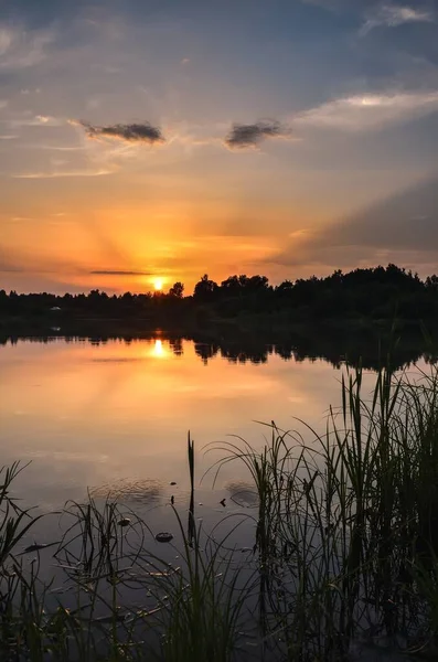 Wunderbare Farbenfrohe Sommerlandschaft Sonnenuntergang Schönen Himmel Über Dem See — Stockfoto