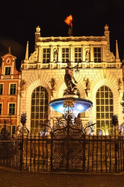 Gdansk, Polonya - 24 Ağustos 2021: Polonya 'nın eski Gdansk kentindeki tanrı Neptün' ün popüler heykeli.