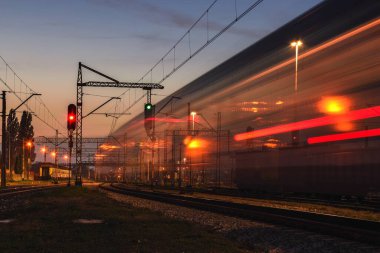 İlginç bir demiryolu soyut kavramı. Polonya Kielce Herby İstasyonu 'ndaki tren rayları..