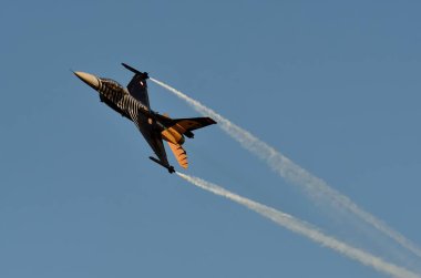 Gdynia, Polonya - 21 Ağustos 2021: Gdynia, Polonya 'daki Aero Baltic Show' da F-16 uçağının uçuşu.