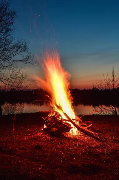 Peisaj Vară Noapte Lângă Lac Frumos Foc Mare Plajă — Fotografie, imagine de stoc