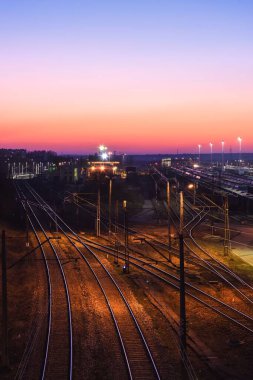 Akşam manzaralı bir tren istasyonunda. Polonya Kielce Herby İstasyonu 'ndaki tren rayları..