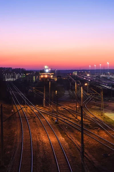 Akşam manzaralı bir tren istasyonunda. Polonya Kielce Herby İstasyonu 'ndaki tren rayları..