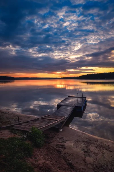 Sonnenaufgang Über Dem See Kleine Hölzerne Seebrücke Der Morgenlandschaft — Stockfoto
